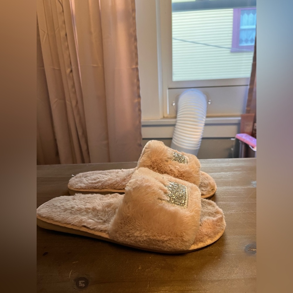 Comfortable fair conditioned pink slipper/sandals. Only worn a few times.